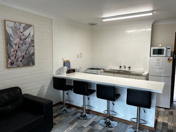 Een koelkast, een microgolfoven, een oven, een kookplaat