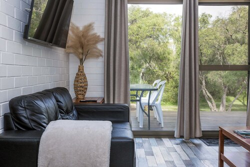 2 Bedroom Double Sofa Chalet Emu Beach