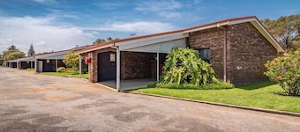 2 Bedroom Double Sofa Chalet Emu Beach