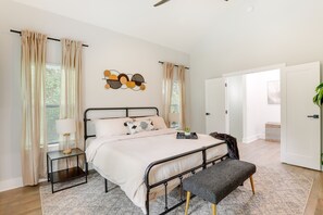 4 Schlafzimmer, Schreibtisch, Bügeleisen/Bügelbrett, WLAN