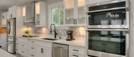 Fridge, microwave, stovetop, dishwasher