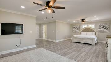 6 bedrooms, desk, iron/ironing board, internet