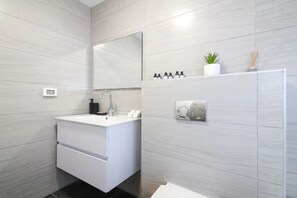 Towels, soap, toilet paper - Agripas Mahane Yehuda Jerusalem (Jerusalem)