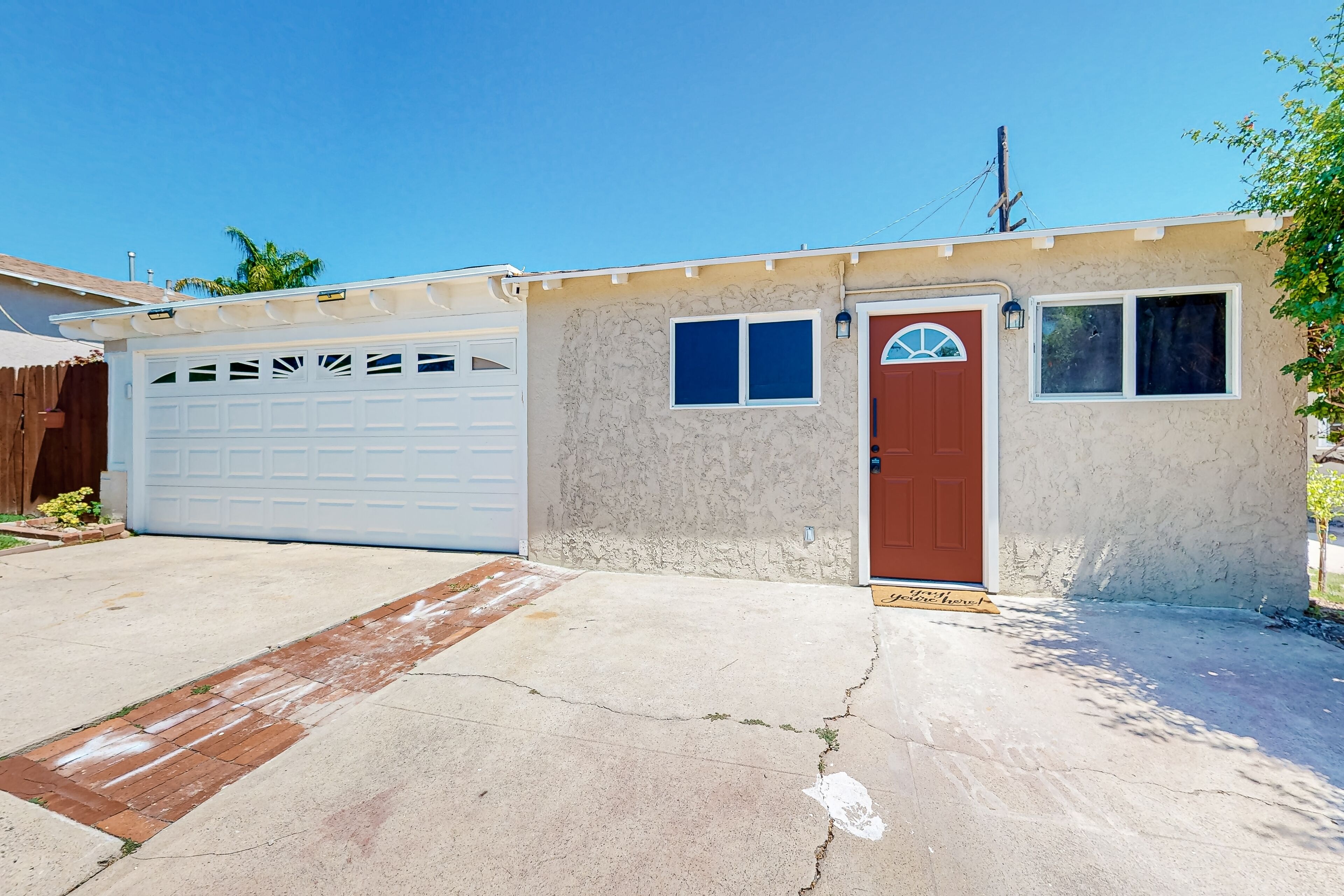 Modern studio in a great location with well-equipped kitchen & streaming