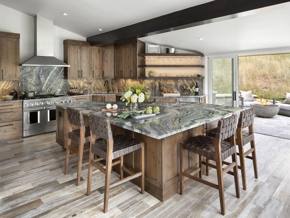 Fridge, microwave, oven, stovetop - Magnificent 4 Bdrm Townhome with spectacular Vail & Beaver Creek Mtn views!! (Vail)