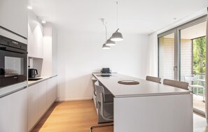 Geladeira, cooktop, lava-louças, cafeteira/chaleira