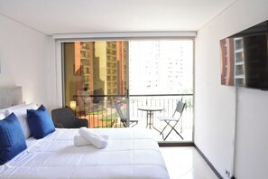 2 soverom, skrivebord, strykejern/-brett og wi-fi