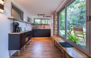 Refrigerador, horno, parrilla de estufa y cafetera y tetera 