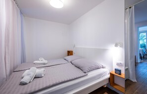 旅行用ベビーベッド、WiFi (無料)、ベッドシーツ