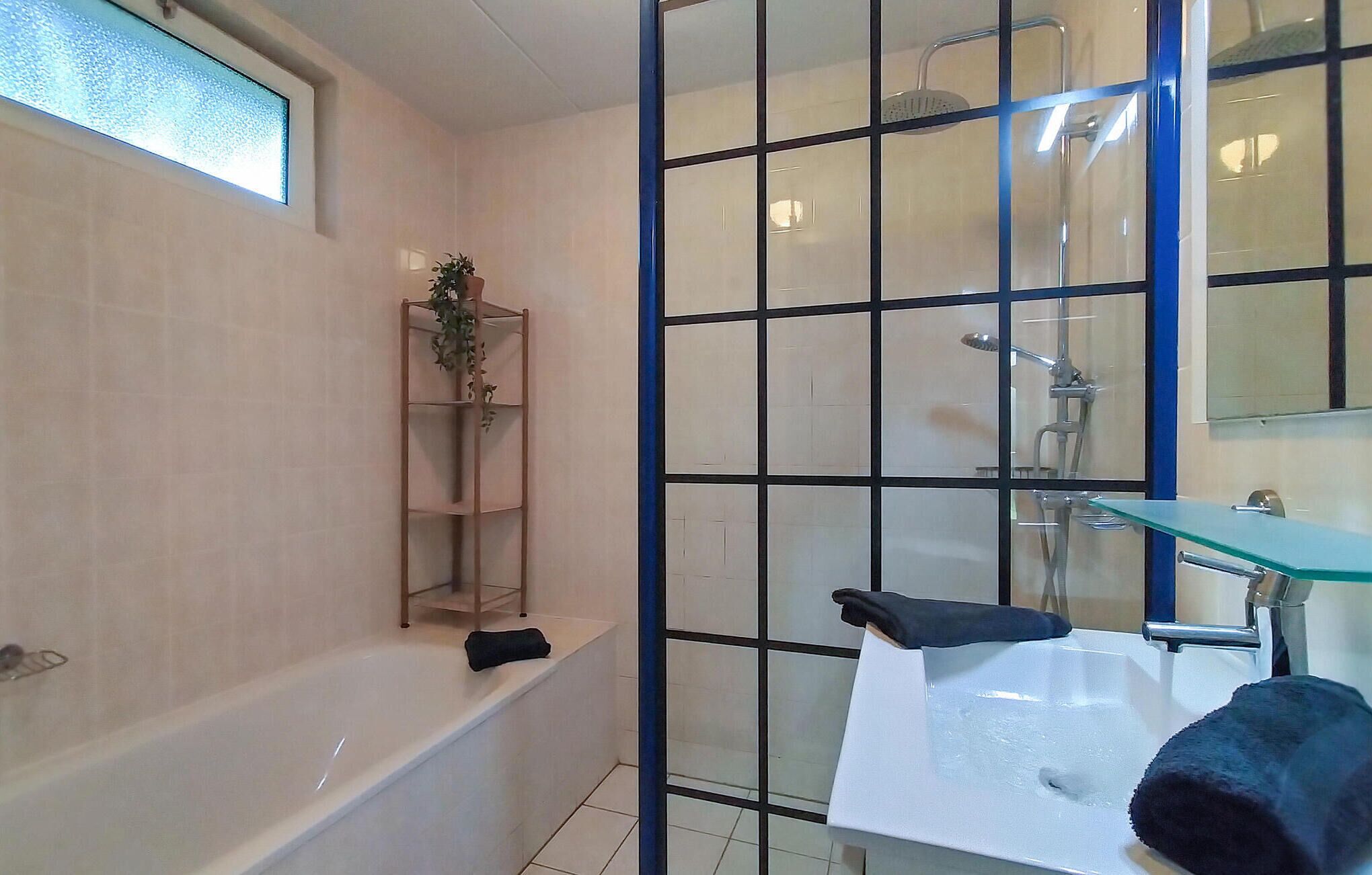 Combined shower/tub