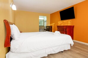 Kamer, 1 kingsize bed, toegankelijk voor mindervaliden | Een kluis op de kamer, een bureau, gratis wifi, beddengoed