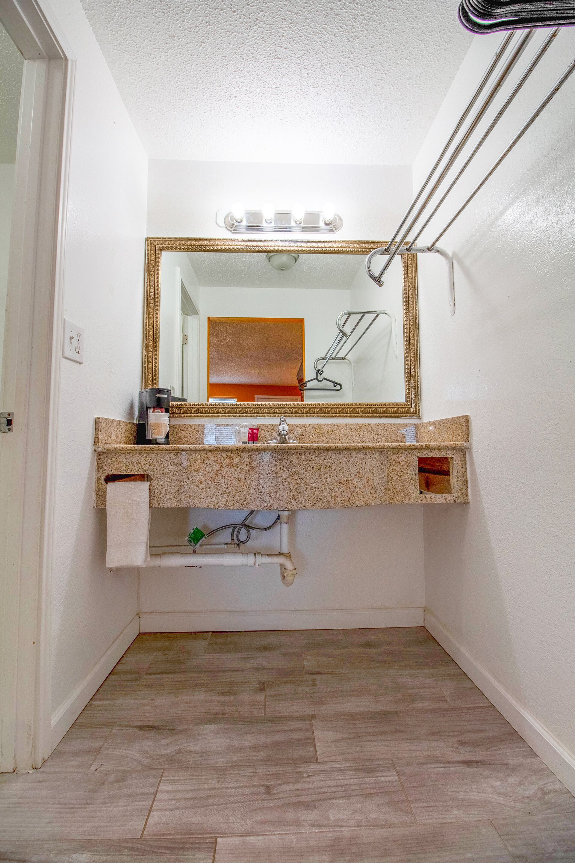 Room, 1 King Bed, Non Smoking | Bathroom
