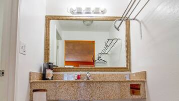 Room, 1 King Bed, Non Smoking | Bathroom