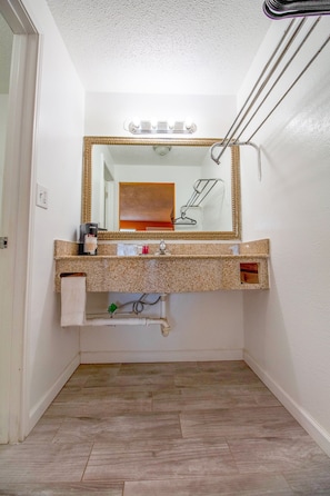 Room, 1 King Bed, Non Smoking | Bathroom | Free toiletries, hair dryer, towels - Crossroads Motel Seiling Us 60 (Seiling)