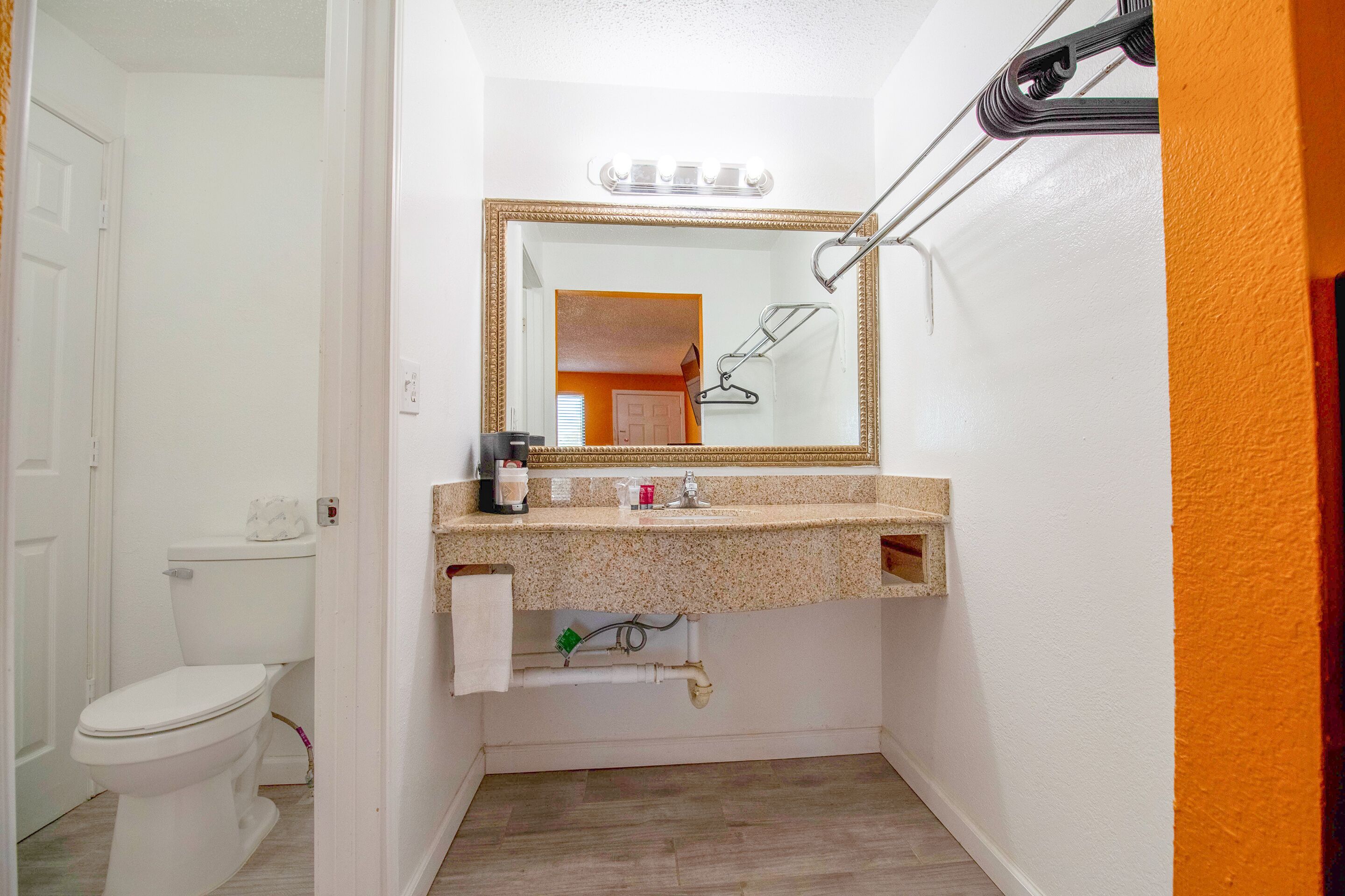 Habitació, 1 llit de matrimoni gran, no fumadors | Bany | Articles de tocador gratuïts, assecador de cabells i tovalloles 