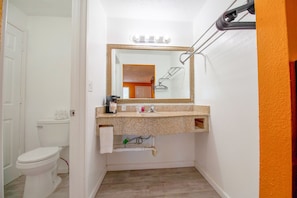 Quarto, 1 cama King, para não fumantes | Banheiro | Produtos de toalete grátis, secador de cabelo, toalhas de banho