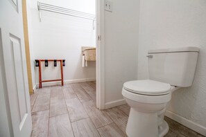 Rom, 2 queensize-senger, ikke-røyk | Bad | Toalettartikler (inkludert), hårføner og håndklær