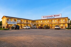 Un motel con un letrero que indica que admite mascotas.