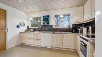 Kylskåp, mikrovågsugn, spishäll och diskmaskin