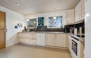 Kjøleskap, kokeplater, oppvaskmaskin og kaffetrakter/tekoker