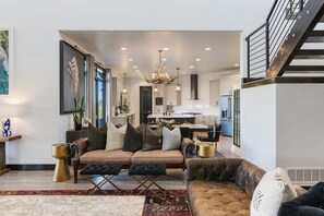 Smart TV, chimenea, videojuegos, libros