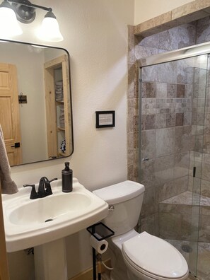 Dusch, hårtork, handdukar och tvål