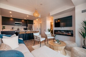 Smart TV, fireplace