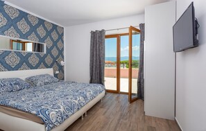 4 bedrooms, travel cot, free WiFi, bed sheets - Pet friendly home in Vrbnik with WiFi (Vrbnik)