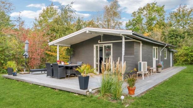 A modern house with a covered patio, outdoor furniture, and a garden. - Amazing home in Gørlev with WiFi (Gørlev)
