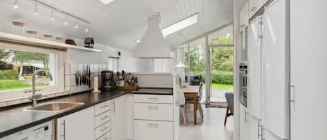 Een koelkast, een oven, een kookplaat, een vaatwasser