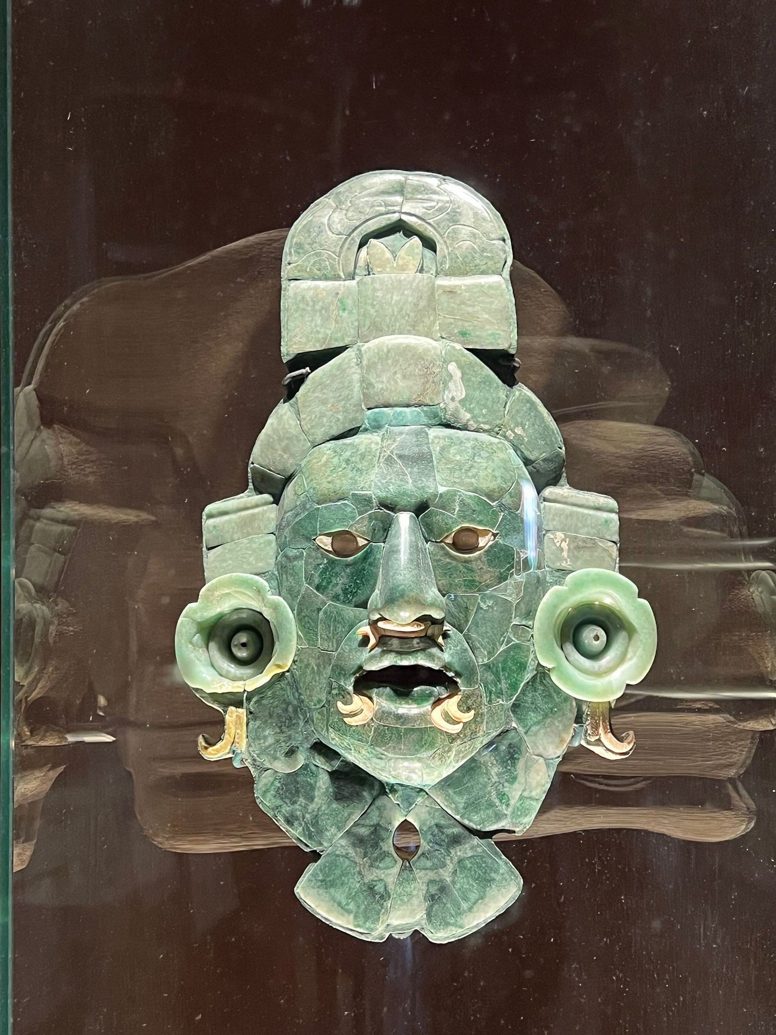 Een jade masker met ingewikkelde gravures en een centraal oog.