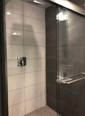 Shower - Gorgeous Modern Apartment in Downtown Toronto!
 (Toronto)