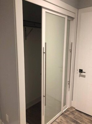 Interior - Gorgeous Modern Apartment in Downtown Toronto!
 (Toronto)