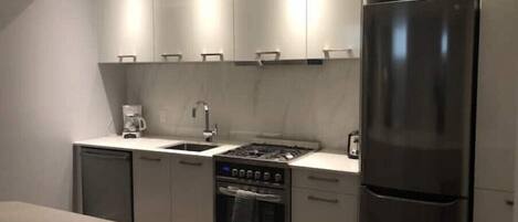 ثلاجة، ميكروويف، فرن، موقد طهي مسطح