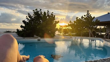 Piscine extérieure, parasols de plage, chaises longues