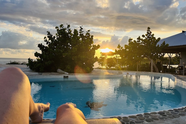 Piscine extérieure, parasols de plage, chaises longues