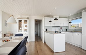 Fridge, microwave, stovetop, dishwasher - 4 bedroom nice home in Børkop (Børkop)