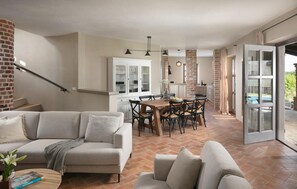 Fernseher, Kamin, Tischfußball