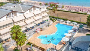 A hotel with a rooftop pool, beach access, and outdoor seating areas. - Lovely apartment in Roseto degli Abruzzi (Roseto degli Abruzzi)
