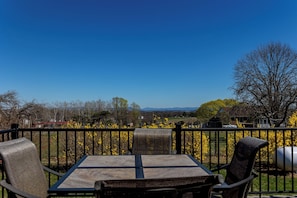 Outdoor dining - Quiet, off the grid getaway with access to hiking, fishing and wineries nearby! (Bridgewater)