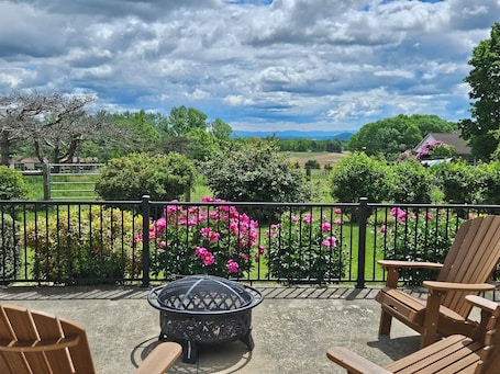 Terrace/patio. Quiet, off the grid getaway with access to hiking, fishing and wineries nearby!