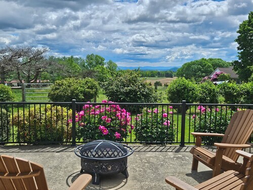 Quiet, off the grid getaway with access to hiking, fishing and wineries nearby!