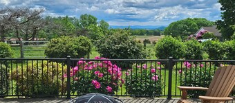 Quiet, off the grid getaway with access to hiking, fishing and wineries nearby!