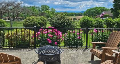 Quiet, off the grid getaway with access to hiking, fishing and wineries nearby!