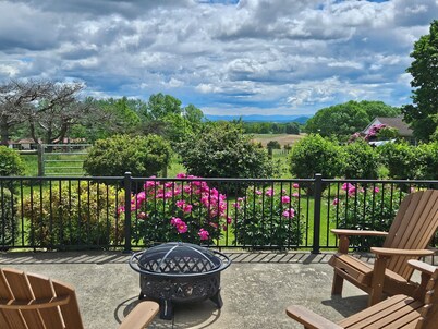 Quiet, off the grid getaway with access to hiking, fishing and wineries nearby!