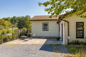 Exterior - Quiet, off the grid getaway with access to hiking, fishing and wineries nearby! (Bridgewater)