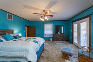 3 bedrooms, in-room safe, desk, iron/ironing board - Quiet, off the grid getaway with access to hiking, fishing and wineries nearby! (Bridgewater)