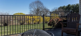 Quiet, off the grid getaway with access to hiking, fishing and wineries nearby!