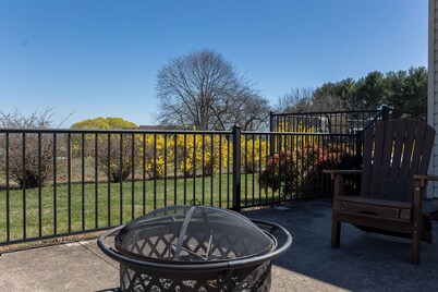 Quiet, off the grid getaway with access to hiking, fishing and wineries nearby!