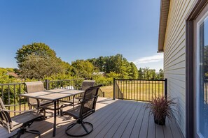 Outdoor dining - Quiet, off the grid getaway with access to hiking, fishing and wineries nearby! (Bridgewater)